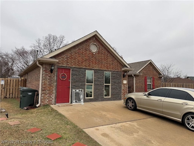 view of front of home featuring a front yard