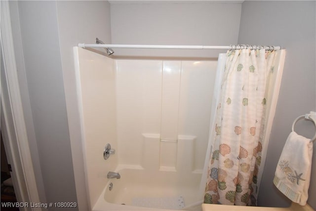 bathroom featuring shower / tub combo