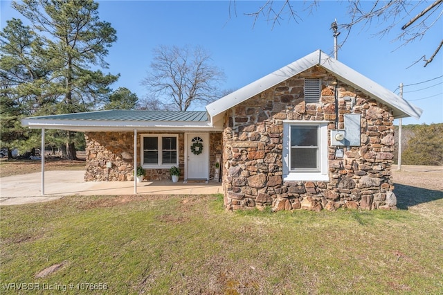 view of front of home featuring a front lawn