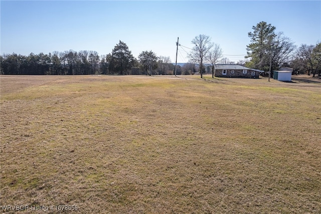 view of yard featuring a rural view