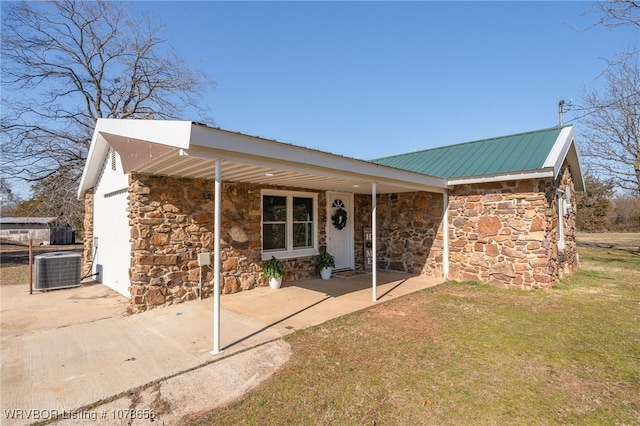 view of front of house featuring central AC and a front yard