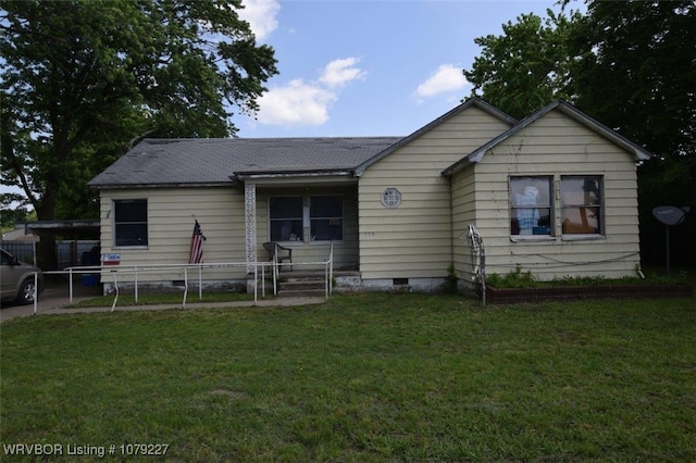 view of front facade featuring crawl space, fence, a front lawn, and a carport