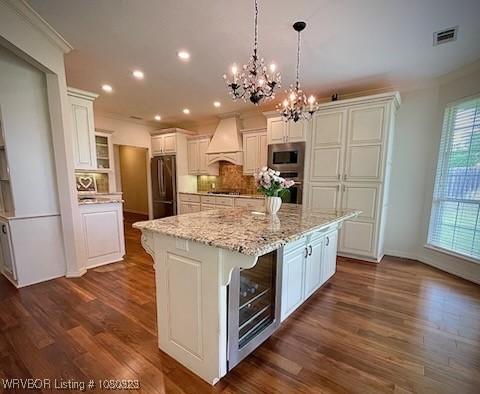kitchen with a chandelier, visible vents, stainless steel appliances, premium range hood, and dark wood-style flooring