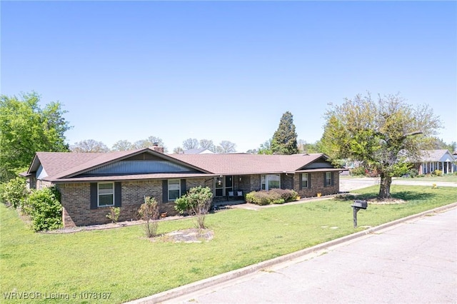 ranch-style house featuring a front yard