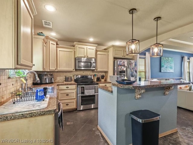 1112 Persimmon St, Greenwood, AR 72936 - kitchen with stainless steel appliances, cream cabinetry, a kitchen bar, tasteful backsplash, and recessed lighting