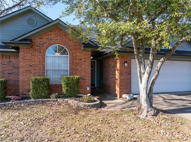 view of front facade featuring a garage