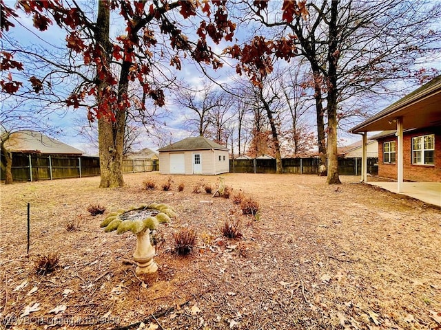 view of yard with an outdoor structure