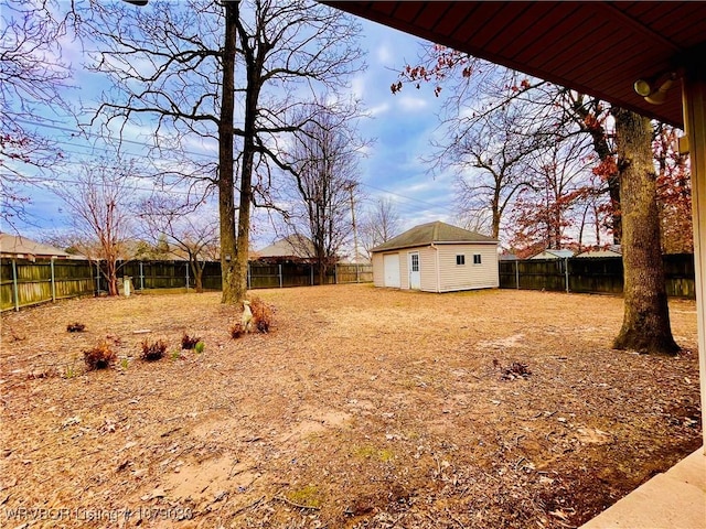 view of yard featuring an outdoor structure