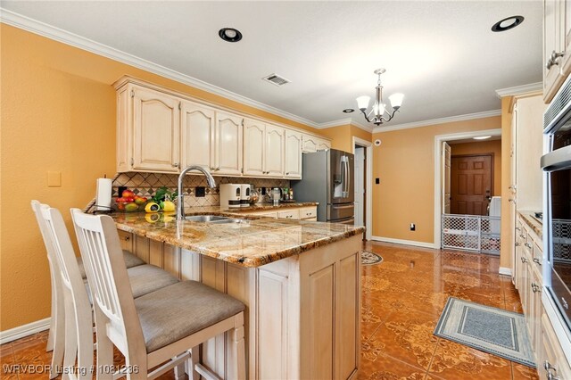 1524 Bunker Hill Ct, Van Buren, AR 72956 - kitchen featuring stainless steel fridge with ice dispenser, baseboards, a sink, a peninsula, and decorative backsplash