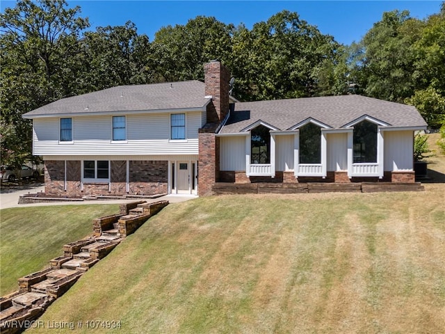 view of front of home with a front lawn