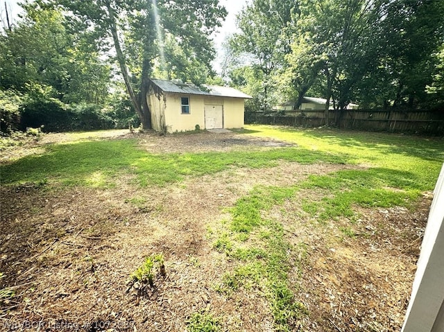 view of yard with an outdoor structure