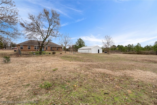 view of yard featuring an outbuilding