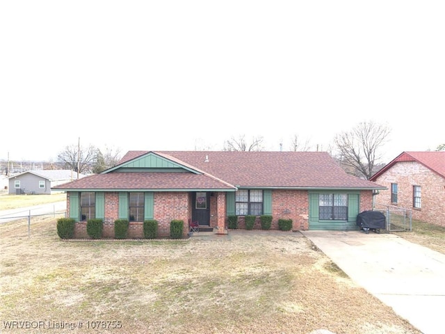 single story home with a front yard