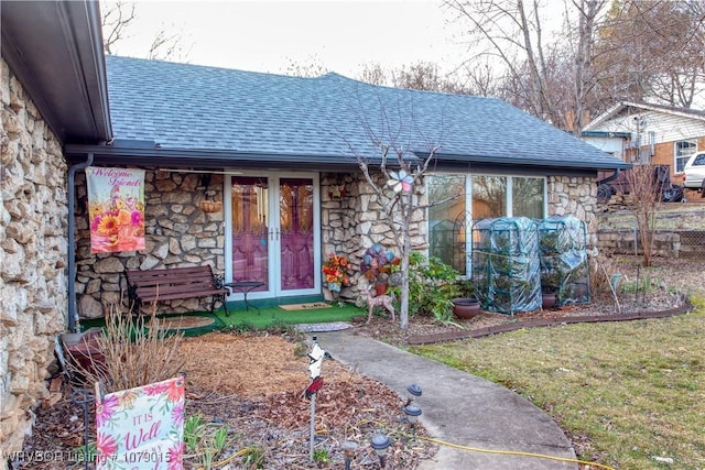 view of front of property featuring a front lawn