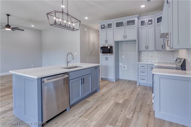 407 W Beech St, Greenwood, AR 72936 - kitchen with appliances with stainless steel finishes, light wood-type flooring, a ceiling fan, light countertops, and recessed lighting