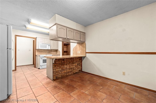 kitchen with white appliances, backsplash, a textured ceiling, kitchen peninsula, and a breakfast bar area