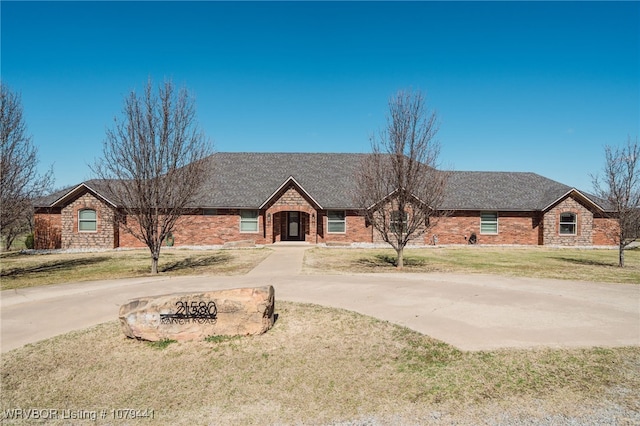 21580 Ranch Rd, Howe, OK 74940 - view of front facade featuring curved driveway, a front yard, and stone siding