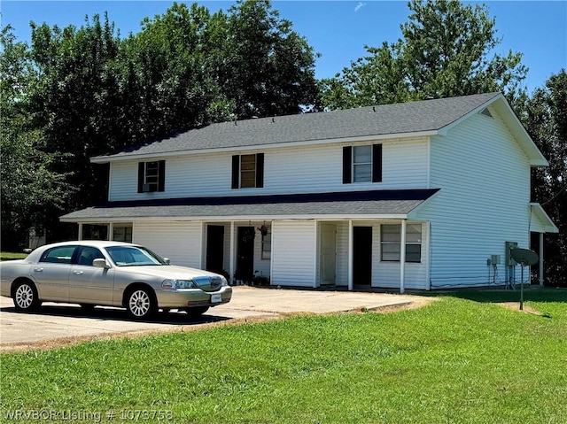 view of front facade featuring a front yard