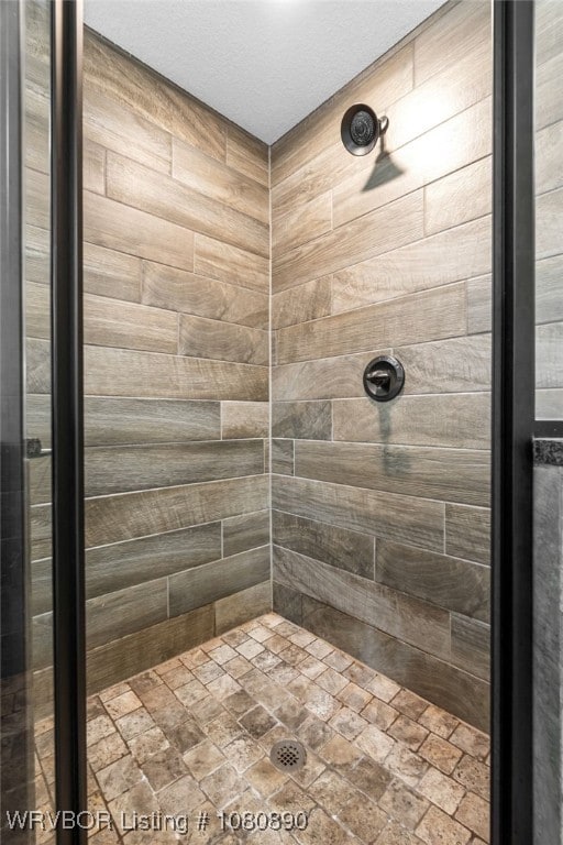 full bath with tiled shower