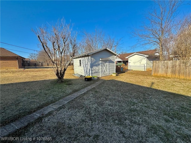 view of yard featuring a shed