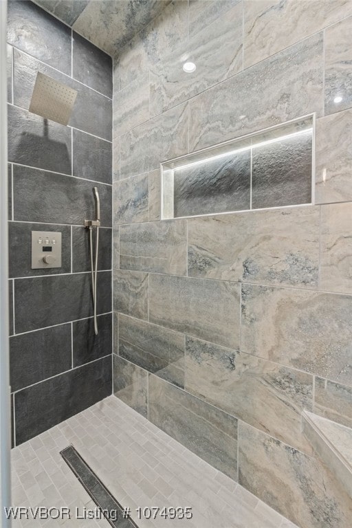 bathroom featuring a tile shower