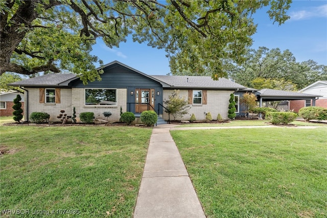 ranch-style house featuring a front yard