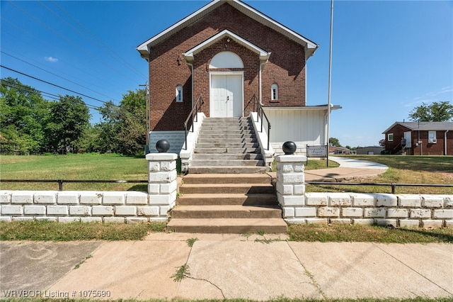 view of front of property with a front lawn