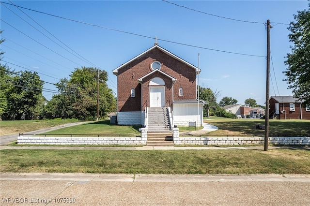 view of front of property featuring a front lawn