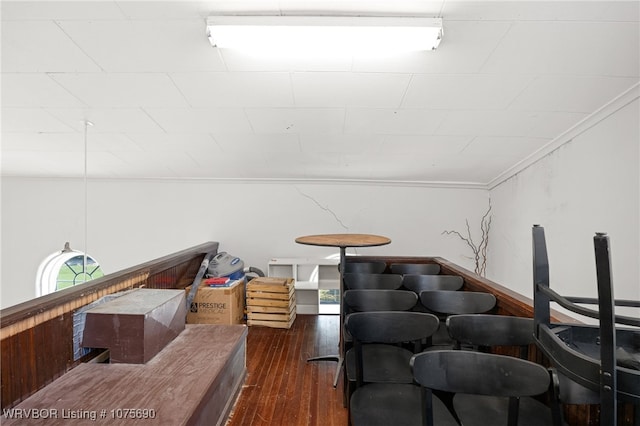 living room with dark wood-type flooring and crown molding