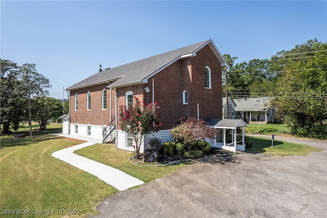 view of front of house featuring a front yard