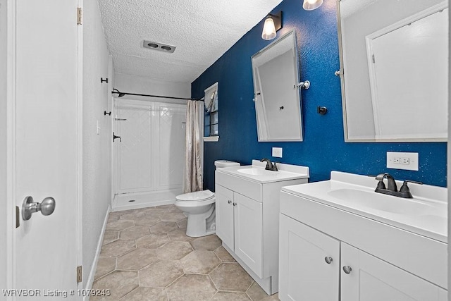 full bath with a textured ceiling, a sink, toilet, and a shower with curtain