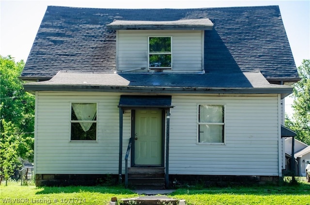 view of front of property with a front yard