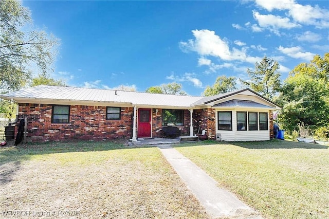 ranch-style house featuring a front yard