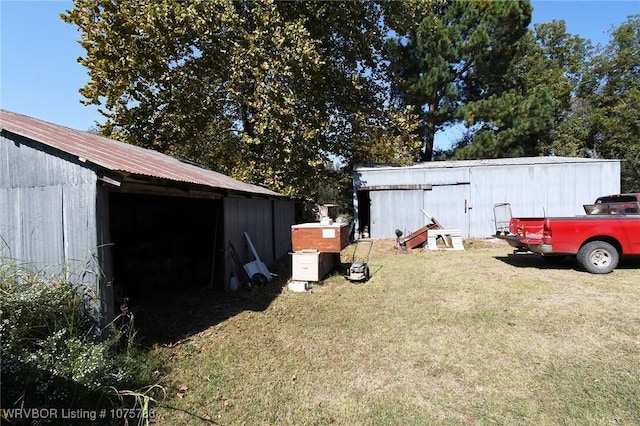 view of yard with an outbuilding