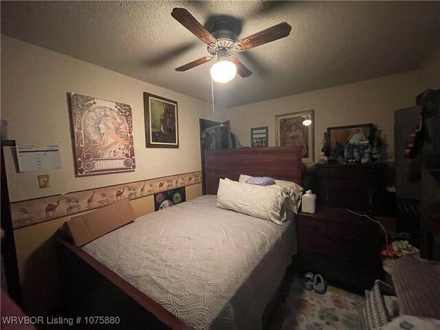 bedroom featuring ceiling fan and a textured ceiling