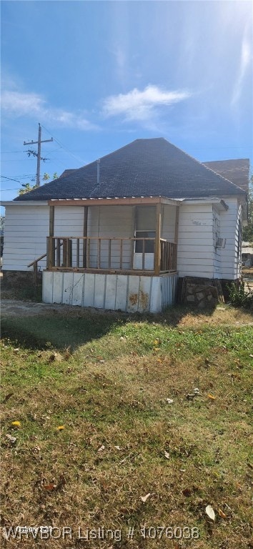 back of house featuring a lawn