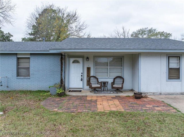 view of front facade featuring a front yard