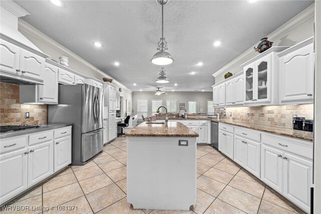 11805 Springridge Dr, Fort Smith, AR 72916 - kitchen with appliances with stainless steel finishes, recessed lighting, crown molding, backsplash, and glass insert cabinets