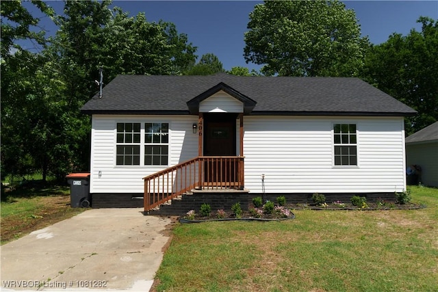 406 N 23rd St, Van Buren, AR 72956 - view of front facade with a front yard and a shingled roof