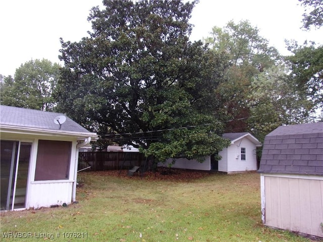 view of yard featuring a storage shed