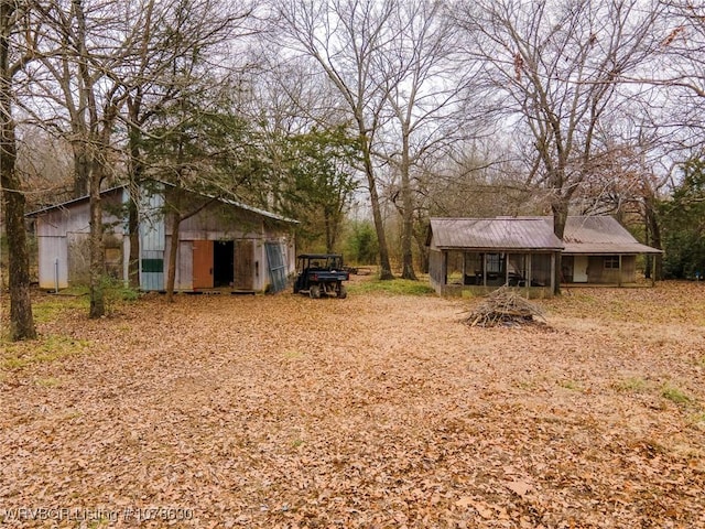 view of yard with an outdoor structure