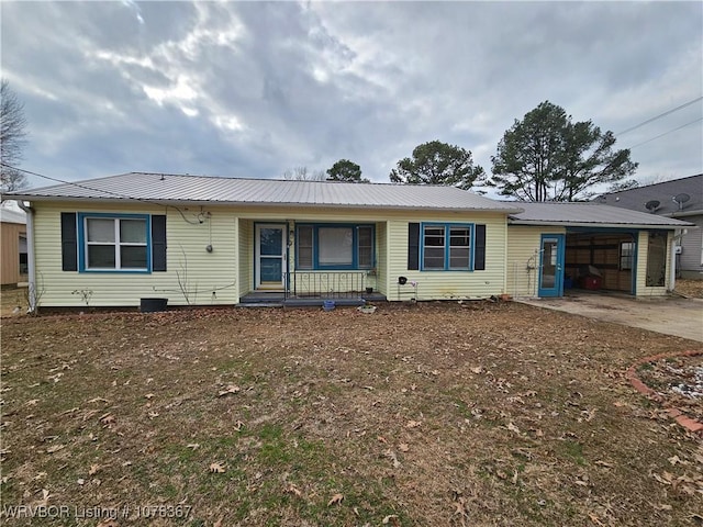 ranch-style home featuring a porch