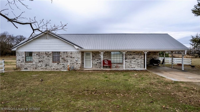 view of front of home with a carport and a front yard