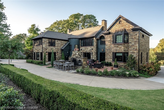 view of front of home featuring outdoor lounge area and a patio