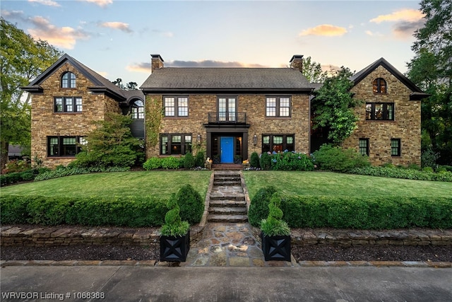 view of front facade with a yard