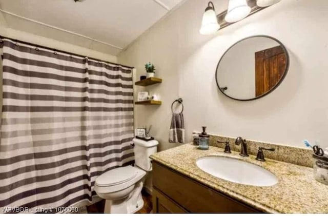 bathroom with a shower with curtain, vanity, and toilet