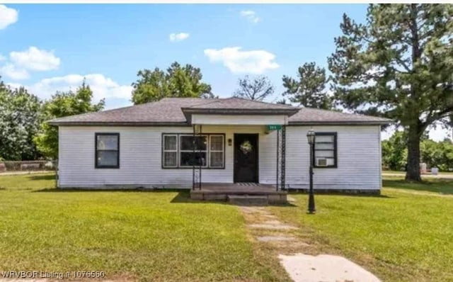 view of front facade with a front yard