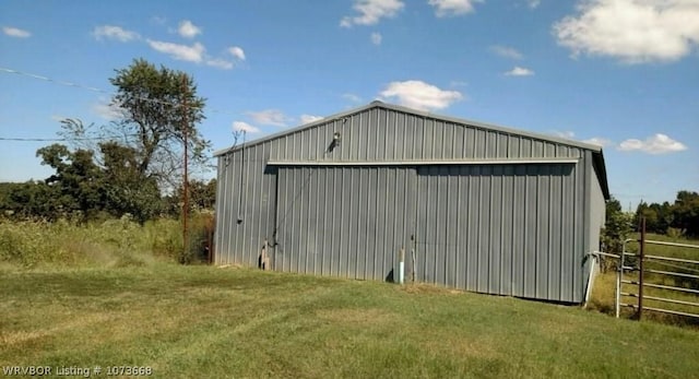 view of outdoor structure featuring a yard