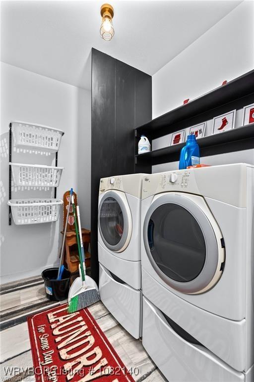 2205 Moody Rd, Barling, AR 72923 - laundry room featuring washing machine and clothes dryer