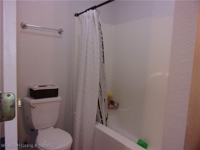 bathroom featuring toilet and shower / tub combo